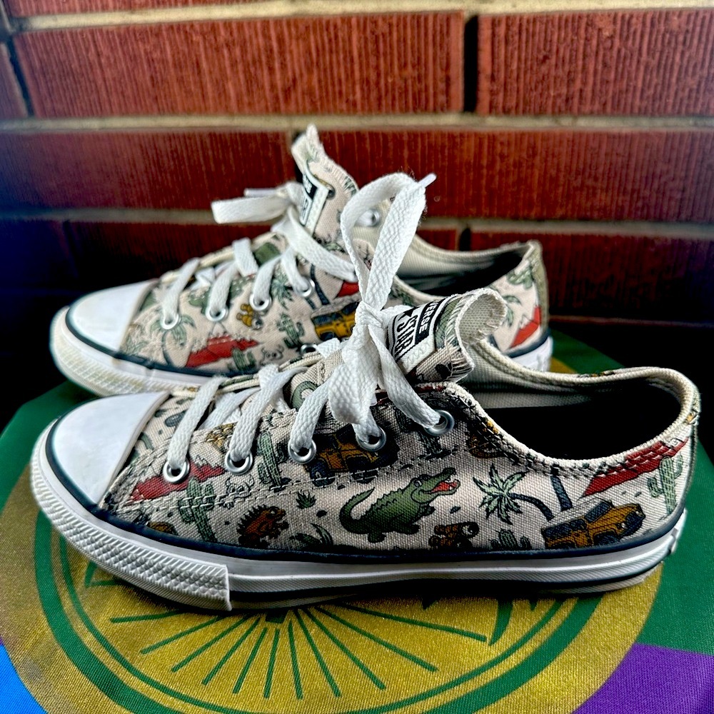 Converse Youth Dino Print Chuck Taylor Low Tops – Size 3Y/Women’s 5